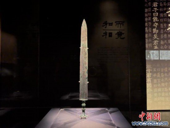 6月5日，“致和——春秋技术的晋与吴”特展在山西博物院青铜分馆开展。图为展览中的吴王余眜剑。胡健 摄